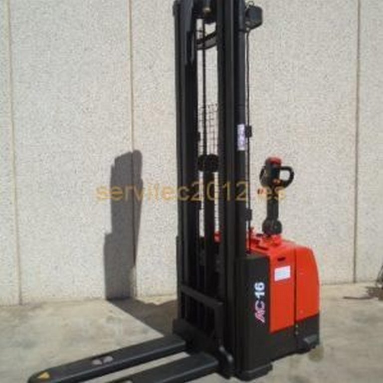 Apilador Electrico de 1600 kg a 5500 mm