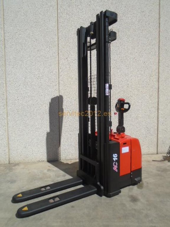 Apilador Electrico de 1600 kg a 5500 mm
