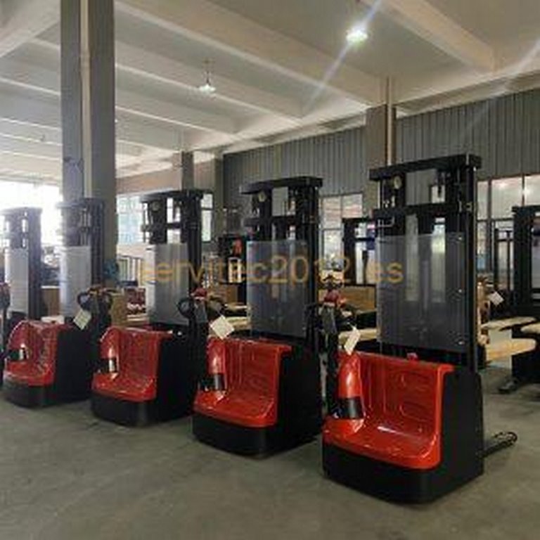 Apilador E.F. 1500 kg mastil triplex 4500 mm
