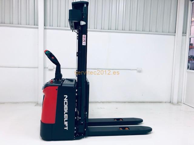 Apilador autopropulsado con operador montado alto rendimiento. E.F.PS16N-46